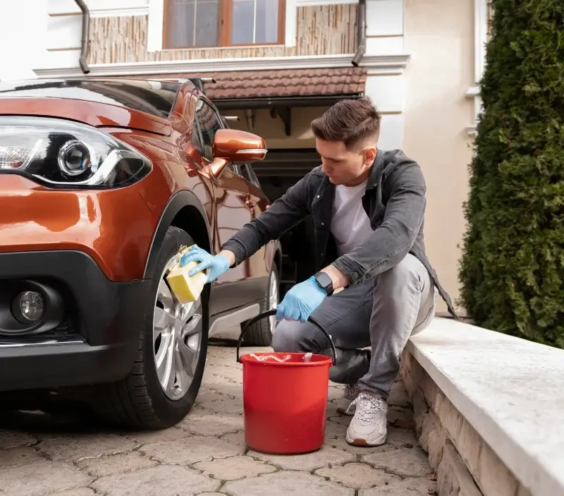 Lavage auto à domicile Barcus : professionnel intervenant sur un véhicule